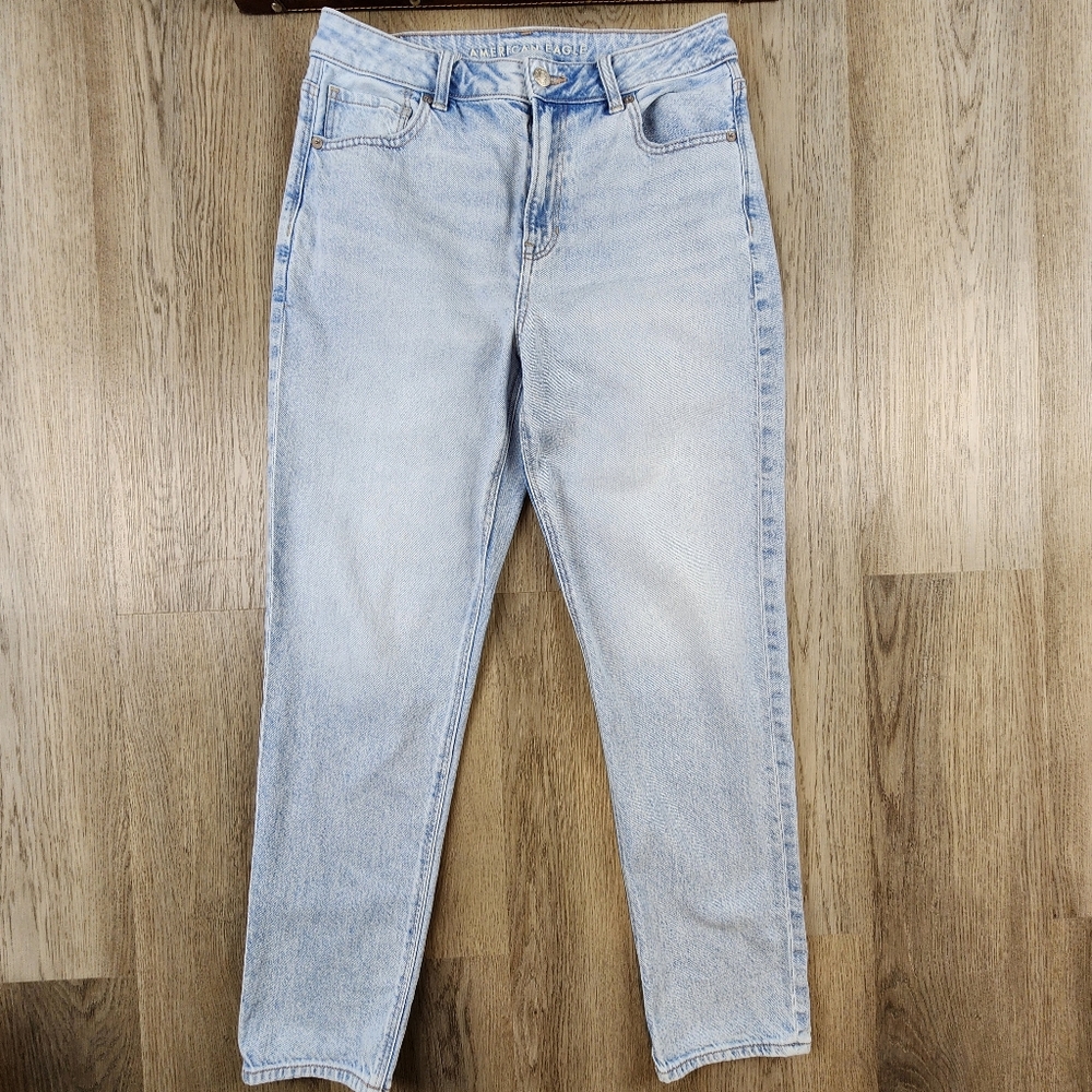 American Eagle Strigid Mom Jeans size 8
